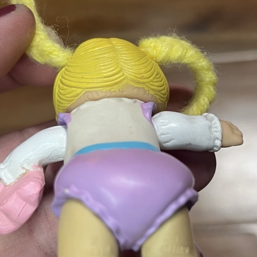 1984 Cabbage Patch Kids GIRL in Romper w/Pink Doll Yellow YARN HAIR 3.5" PVC - Picture 6 of 6